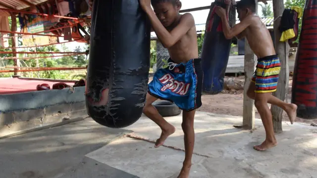 เด็กกำลังซ้อมมวยที่ค่ายมวยศิษย์ครูเยี่ยม