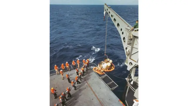 بينما كانت الرافعة تنتشل كبسولة أبولو 11 إلى السفينة، كان رواد الفضاء على متن السفينة بالفعل