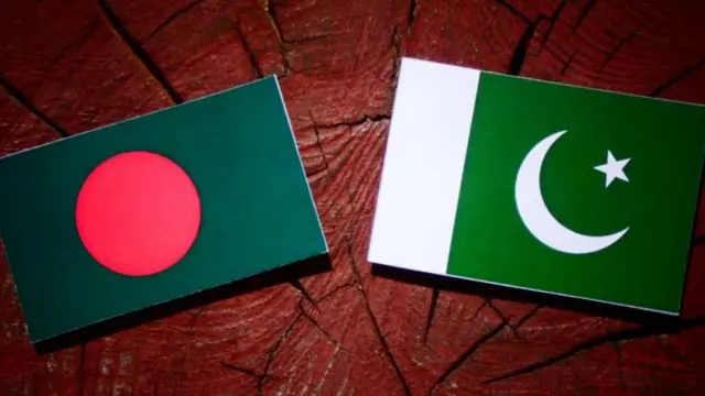 বাংলাদেশ ও পাকিস্তানের পতাকা