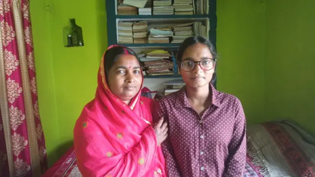 पुष्पांजलि कुमारी अपनी मां के साथ
