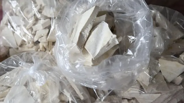 Bolsas de plástico llenas de pasta base de cocaína