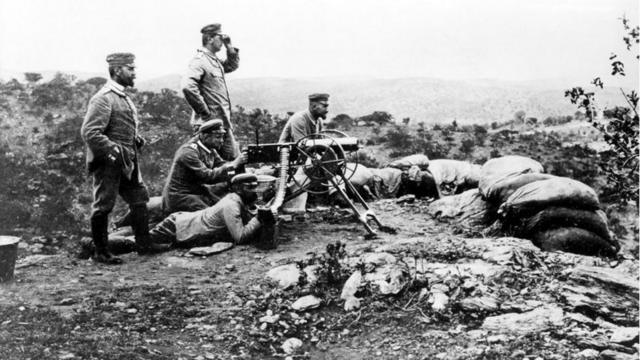 Soldados em foto antiga de guerra