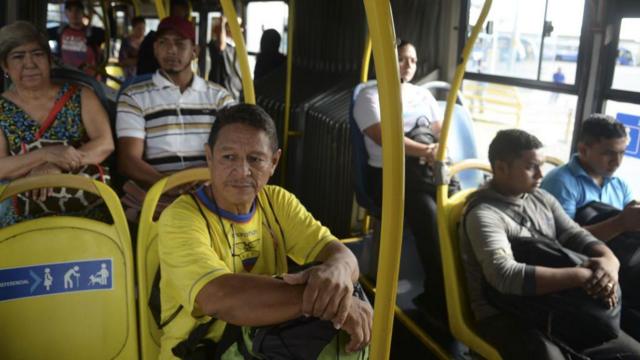 Equatorianos no transporte público a caminho do trabalho