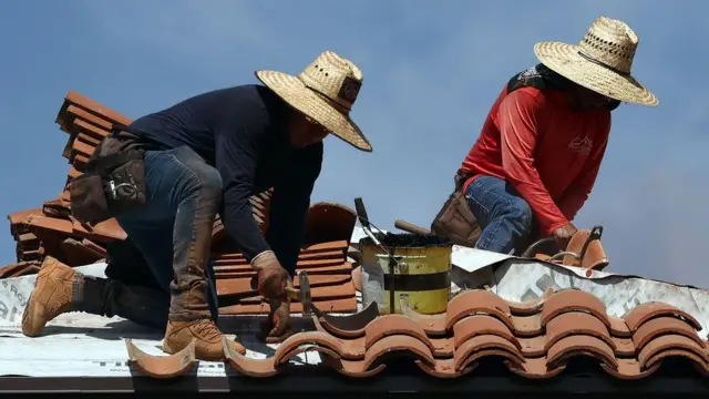 Il n'est pas toujours possible de porter les vêtements les plus adaptés à la chaleur, mais un foulard humide autour de la tête ou du cou peut être utile.