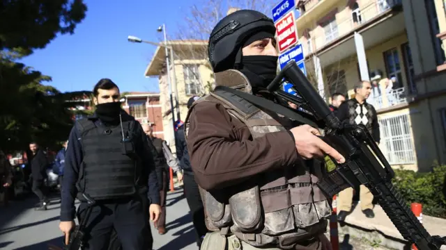 پلیس در محل حادثه حاضر شده است