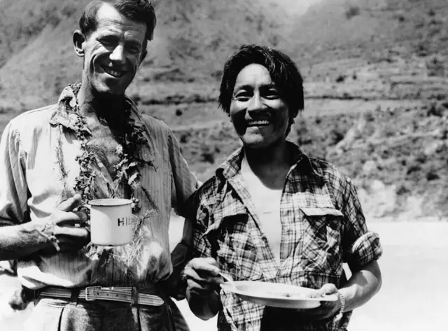 मोहिमेतील इतर गिर्यारोहकांसह तेनझिंग आणि हिलरी हिमालयातील या अत्यंत प्रतिकूल आणि कठोर परिस्थितीशी हळूहळू जुळवून घेण्याची योजना आखली होती.