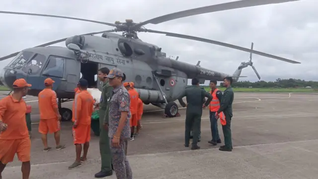 উদ্ধার কাজে দুটি হেলিকপ্টার ব্যবহার করা হচ্ছে