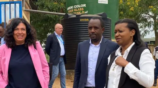 Uvuye ibumoso ujya iburyo: Calvo Uyarra uhagarariye EU mu Rwanda, umunyamabanga uhoraho muri minisiteri yo gucyura impunzi, Philippe Habinshuti, na Aissatou Masseck Dieng Ndiaye uhagarariye UNHCR mu Rwanda