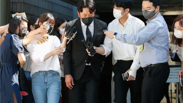 프로포폴 불법 투약 혐의로 기소된 배우 하정우(본명 김성훈)가 지난 달 14일 서울 서초구 중앙지방법원에서 1심 선고 공판을 마친 뒤 차량으로 향하고 있다