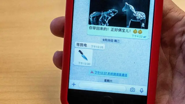 孟太太向记者展示从丈夫收到的刀子表情符号讯息。