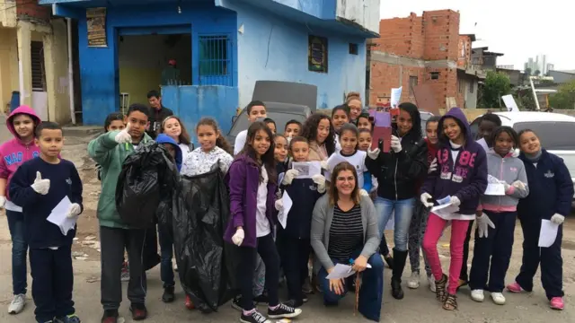 Débora Garofalo com os alunos