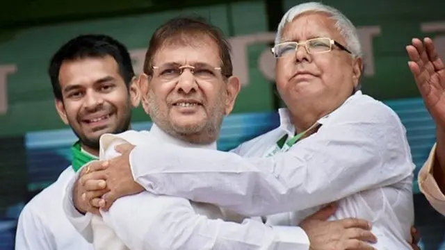 रैली के दौरान लालू यादव और शरद यादव गले लगते हुए