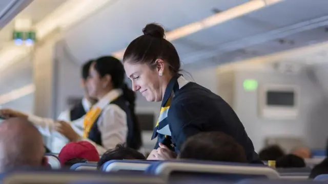 فكر قبل أن تجيب: هل تفضل حقا أن تكون على متن طائرتك مضيفة تقول لك إنه يتعين عليك الشعور بالقلق حيال المطبات الجوية؟