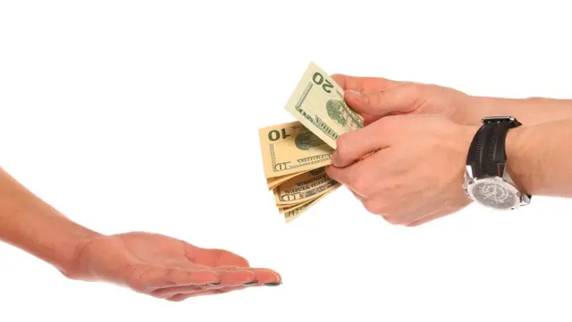 Hombre dándole plata a una mujer