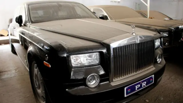 Une Rolls-Royce dans le parking du palais à Banjul
