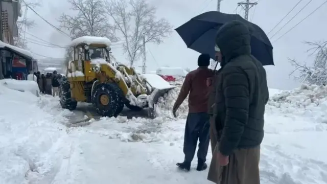 மீட்புப் பணியில் அதிகாரிகள்