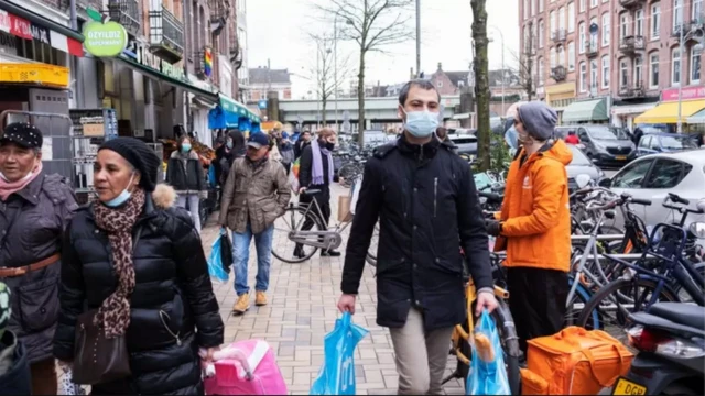Türk dükkanları da bulunan bir Hollanda sokağı