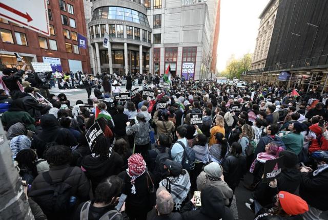 تظاهرات دانشجویان دانشگاه نیویورک در محوطه دانشگاه  و در همبستگی با دانشجویان دانشگاه کلمبیا و محکوم کردن حمله اسرائیل به غزه گرد هم آمدند