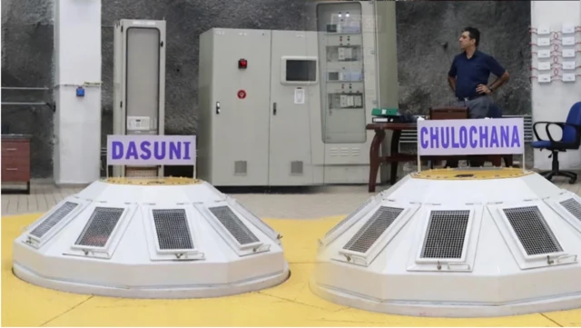 "මේ ව්යාපෘතියේ පිරිමි තුන් සිය දෙනෙක් විතර හිටියා. කාන්තාවන්ට හිටියේ අපි දෙන්නා විතරයි. ඉතින් අපි දෙන්නා ඔවුන්ට කරපු සේවය සලකලා අපේ නම් ඒ වෙනුවෙන් පාවිච්චි කරන්න ඇති. මගේ නමින් ටර්බයින් එකක් නම් කරපු දවසේ මට කිව්වා, "මේක ඔයා අපි දුන්න කරදර ඉවසගෙන හිටියාට දෙන තෑග්ගක්" කියලා. ඒ වගේ ඔවුන් අපේ සේවය අගයන්නත් මේක හරහා කටයුතු කළා,"