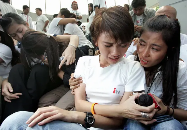 พนักงาน บมจ. ไอทีวี ร่ำไห้ขณะที่รับฟังประกาศคำสั่งให้ยุติกิจการ จากรัฐบาลที่ถูกแต่งตั้งขึ้นหลังรัฐประหารปี 2549 โดยระบุว่า ไอทีวีก็ไม่สามารถจ่ายค่าสัมปทานและชดใช้ค่าเสียหายได้ทันกำหนดเวลา 