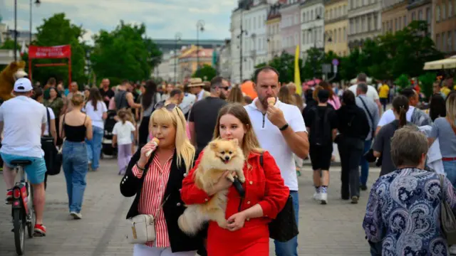 Mieszkańcy i turyści na Starym Mieście w Warszawie