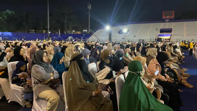 Ribuan simpatisan datang ke ceramah akbar Dr Zakir Naik dan putranya, Syekh Farid Naik di Stadion Gajayana, Kota Malang, Jawa Timur dalam rangka tur dakwah di Indonesia.
