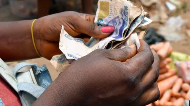 Aworan ọwọ to n ka owo Naira