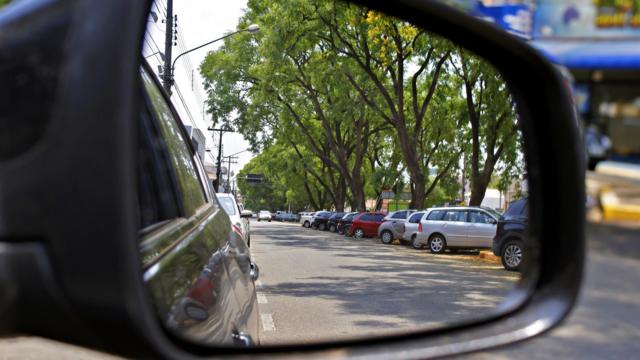 Carros estacionadosbancas de apostas esportivas que dao bonusvia pública vistos no reflexo do espelho retrovisorbancas de apostas esportivas que dao bonusum carro