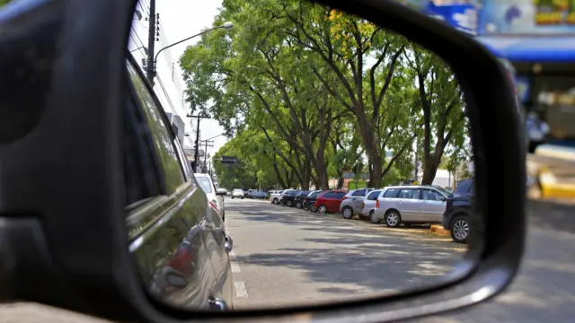 Carros estacionadosstargames netvia pública vistos no reflexo do espelho retrovisorstargames netum carro