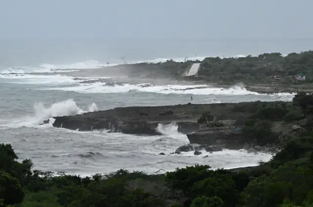 Olas golpeando las playas de Cuba