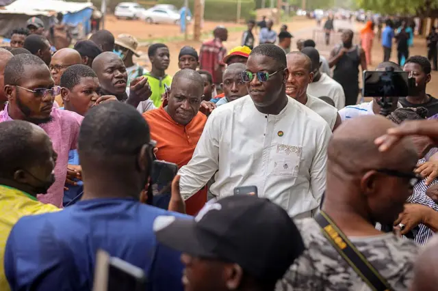 Cheick Oumar Diarra (C), leader de la jeunesse pro-démocratique, à Bamako, le 3 mai 2025, au milieu de ses sympathisants. 