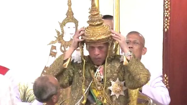 மணிமுடி சூட்டும் புதிய அரசர் வஜ்ராலங்கோர்ன்