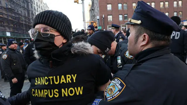 Oficiales del NYPD arrestan a manifestantes que bloquearon el tráfico en Broadway mientras protestaban contra la Oficina de Inmigración y Control de Aduanas (ICE) en la Universidad de Columbia el 5 de febrero de 2026 en la ciudad de Nueva York. (Foto por Michael M. Santiago/Getty Images)