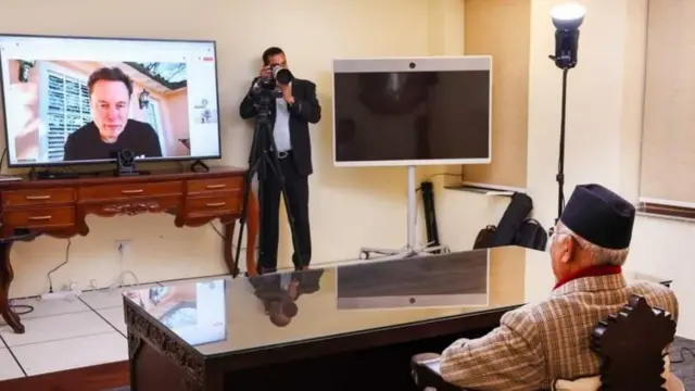 प्रम ओली र मस्कबीच कुराकानी हुँदै गर्दाको तस्बिर