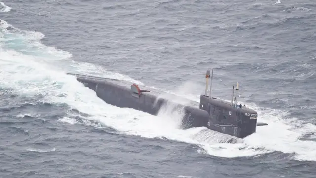 Подлодка в Северном море, сопровождающая "Адмирала Кузнецова"