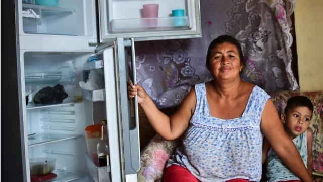 Liliana Rojas muestra su refrigerador vacío en el barrio Catia de Caracas el 2 de junio 2016.