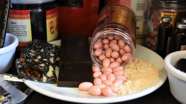 L'Ejiao est un remède ancien, qui se présente sous la forme d'aliments, de liquides ou de pilules.