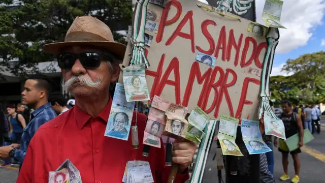 Hombre en una protesta contra Nicolás Maduro en Caracas