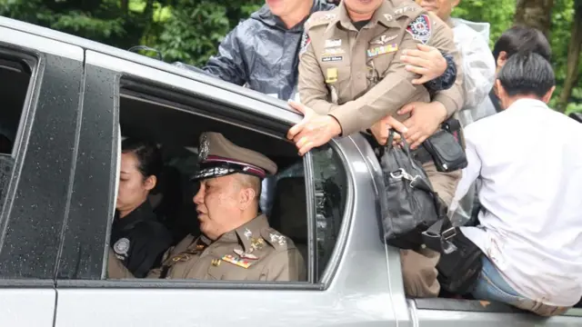 ชาวเน็ตไม่พอใจ พล.ต.อ. ศรีวราห์ กำชับข้อกฎหมาย ทีมกู้ภัยถ้ำหลวง