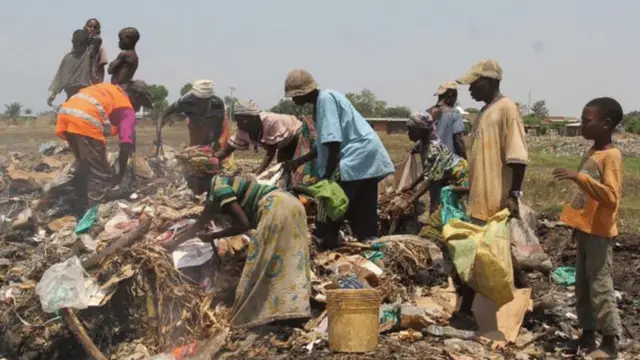 Mu mujyi wa Bujumbura hari abantu babeshejweho no gutora ibyo kurya cyangwa amakara mu iyarara kubera ubukene (ifoto yo mu 2017)