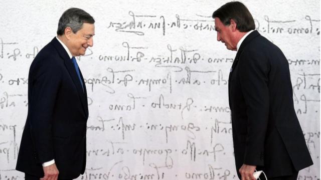 O primeiro-ministro italiano, Mario Draghi dá as boas-vindas ao presidente brasileiro Jair Bolsonaro emslot parkchegada à Cúpula dos Líderes do G20 no Centroslot parkCongressos La Nuvolaslot parkRoma, Itália, 30slot parkoutubroslot park2021.