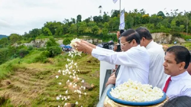 "එක පාරක් ලොකු මහජන මුදලක් වියදම් කරලා උමා ඔය හදලා ඉවරයි කියලා හිටපු ජනාධිපති මෛත්රිපාල සිරිසේන විවෘත කිරීමක් කළා."
