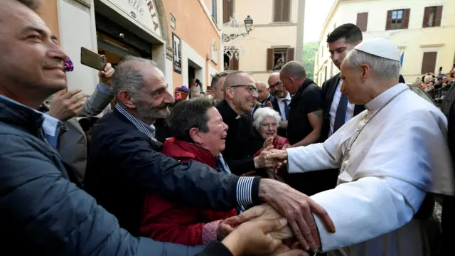 Papa Leão 14 com fiéis em Roma. 