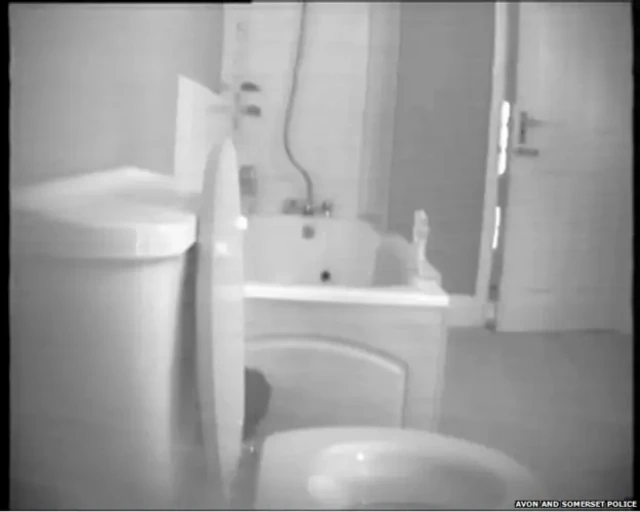 एका बाथरुममध्ये लावण्यात आलेल्या छुप्या कॅमेरातून घेण्यात आलेला फोटो