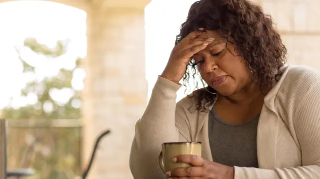 በመካከለኛ የእድሜ ክልል ያለች ሴት አዝና