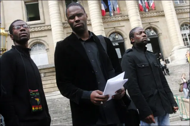 Kémi Séba leader du groupe Black Tribu Ka dissout par les autorités françaises en septembre 2006. 
