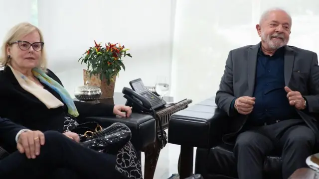 Rosa Weber e Lula durante reunião no Planalto