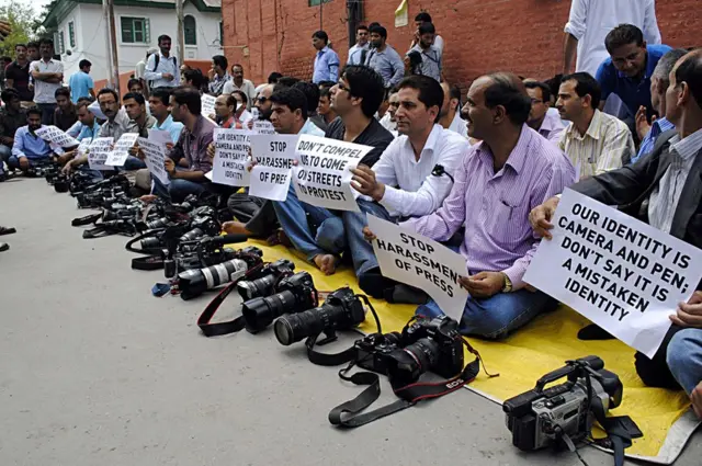 కశ్మీర్‌లో జర్నలిస్టుల నిరసన