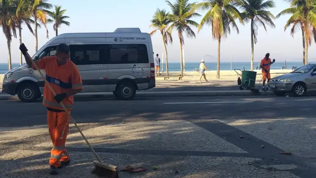 Alexander Santos Pereira e Sérgio Jesus Teixeira, que são gariscasas de apostas com mbwayverdade, fazendo a limpeza do Leme