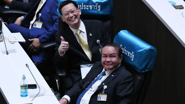 นายไพบูลย์ นิติตะวัน ยกนิ้วแสดงท่า "เยี่ยม" ให้แก่ช่างภาพในระหว่างการประชุมสภา